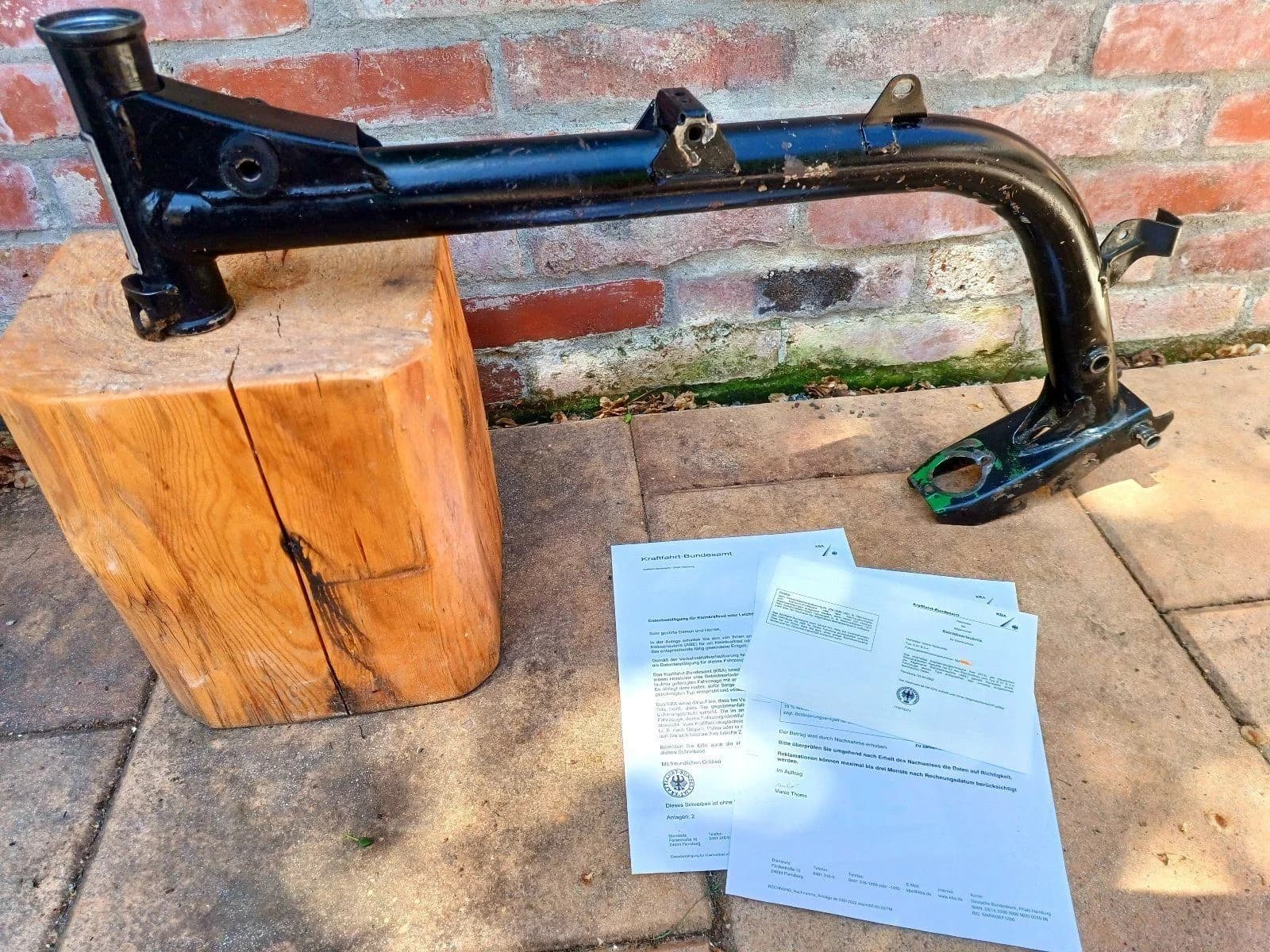 Simson Hauptrahmen Schwarz mit Papieren – Bild 1